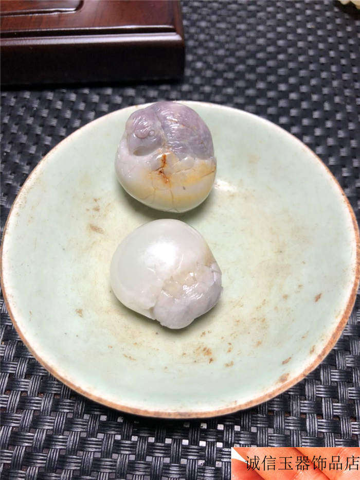 新疆和田玉籽料紫罗兰白玉雕件--小鸡出壳