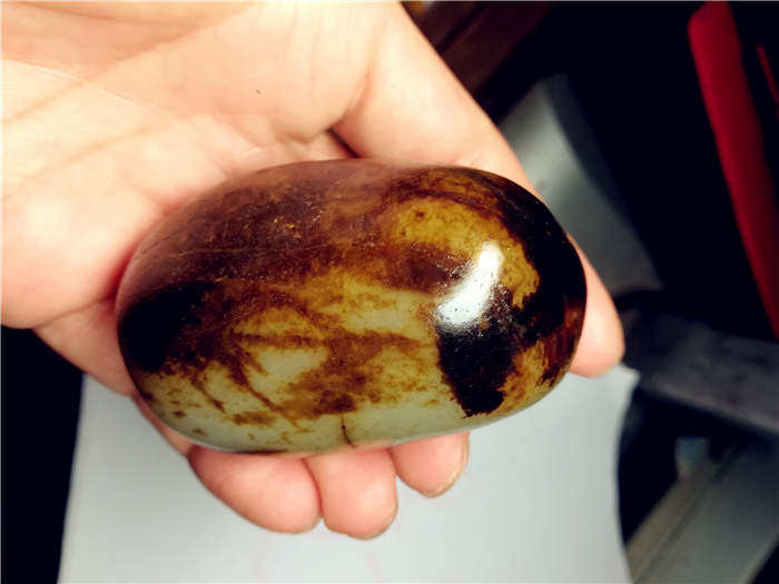 256克新疆和田玉籽料红黑油皮原石玩料（黑沁皮，带翠，形状饱满
