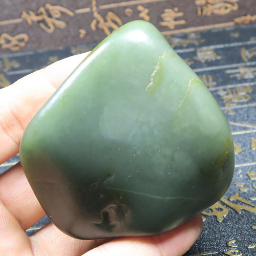 172克新疆和田玉青翠玉籽料原石玩料