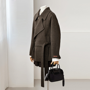 冬新显瘦减龄人字纹翻领复古短款通勤羊毛呢大衣外套HL141-1