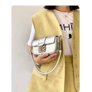 银色腋下小包包女夏季 斜挎高级小众质感单肩法棍小巧精致 新款