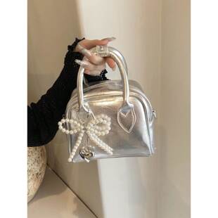 高级感银色遛弯小包包女新款 夏天百搭斜挎包超火手提保龄球包