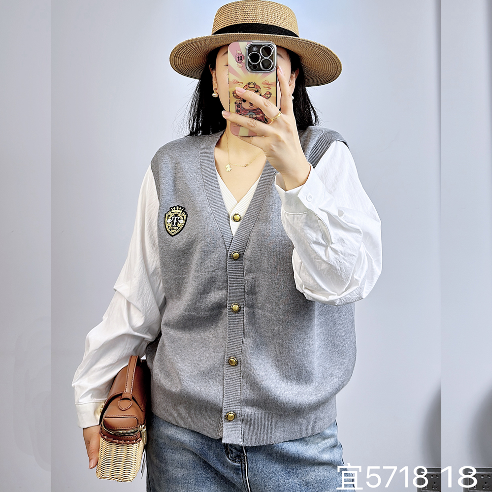 宜语析5718秋加大码假两件针织衫女 190斤胖妹m学院风显瘦V领长袖