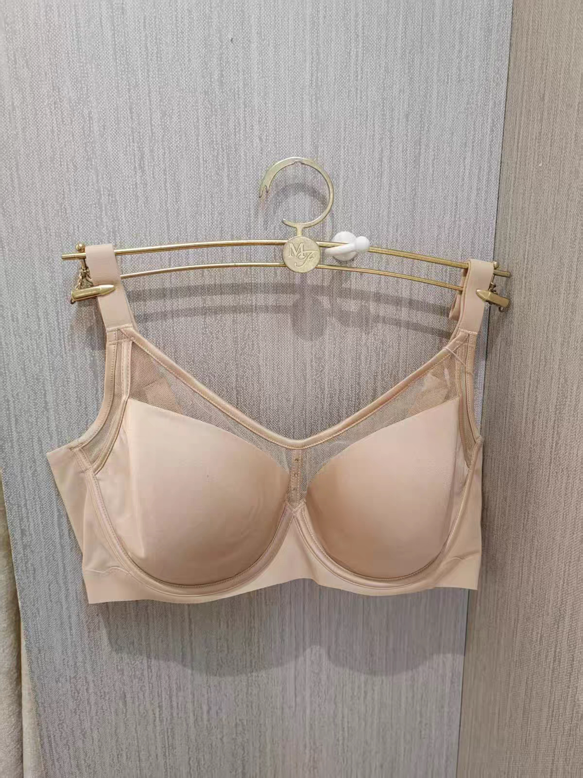 曼妮芬正品女士光面无痕软钢圈舒适透气大胸显小聚拢文胸20812503