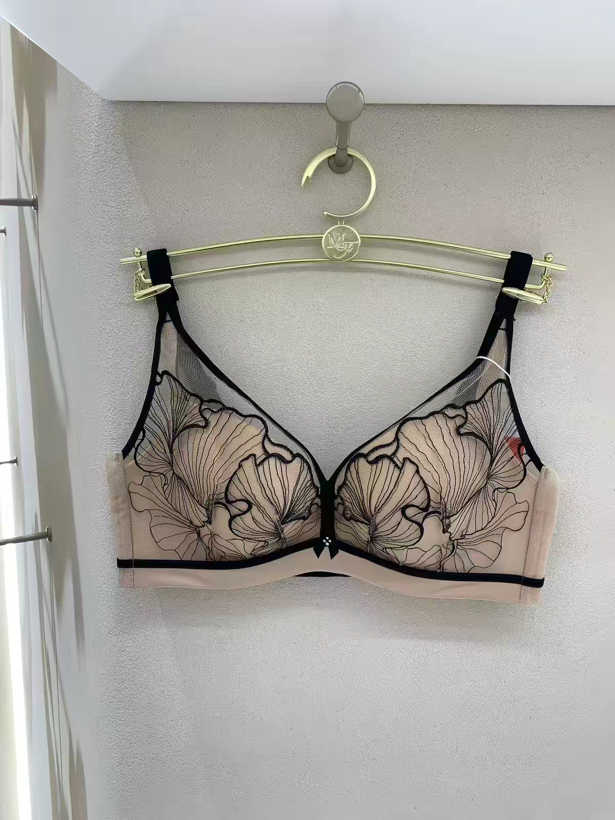 曼妮芬正品女士性感蕾丝小胸穿上薄下厚聚拢文胸20812463