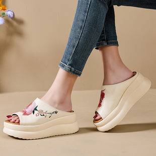 民族风真皮刺绣女鞋子头层牛皮绣花坡跟拖鞋夏季外出一字凉拖软底