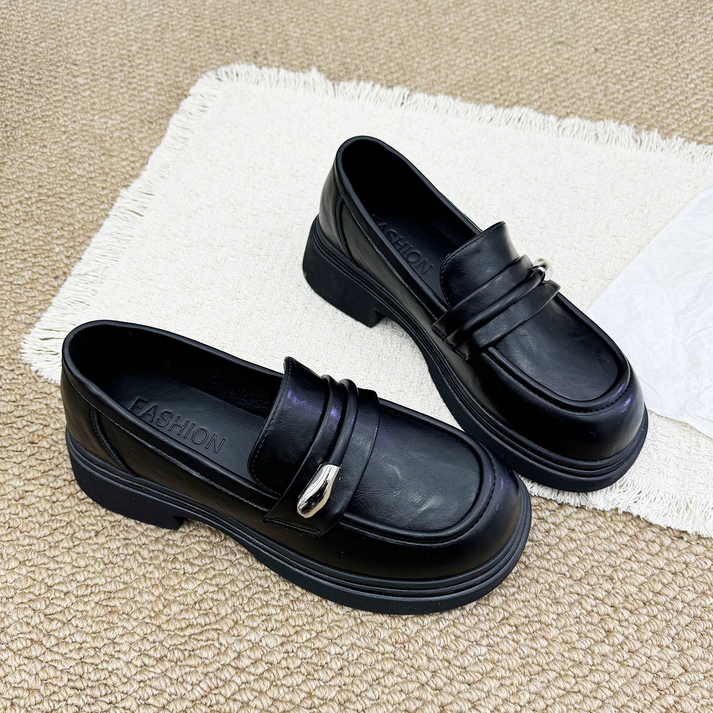 英伦风厚底亮片小皮鞋女2026春季新款一脚蹬平底乐福鞋黑色JK单鞋