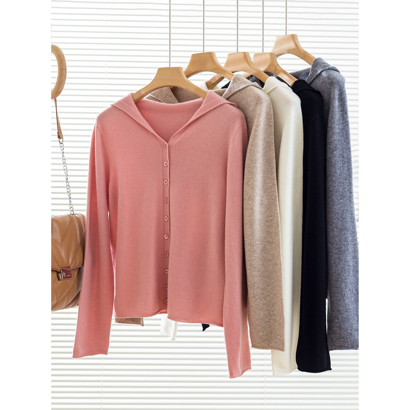 自带温柔氛围感~文艺休闲绵羊毛混织纱线V领连帽针织衫女秋冬新款