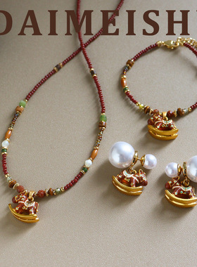 原创复古美拉德精致百搭彩色滴油摇摇木马项链轻奢高级感锁骨链女