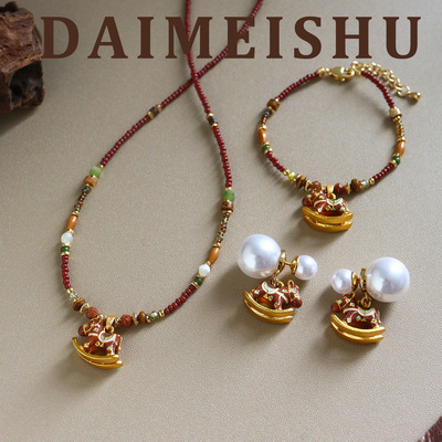 原创复古美拉德精致百搭彩色滴油摇摇木马项链轻奢高级感锁骨链女