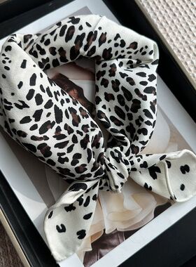 黑白豹纹真丝羊毛双面围巾女秋冬季保暖时尚披肩高档65cm方巾