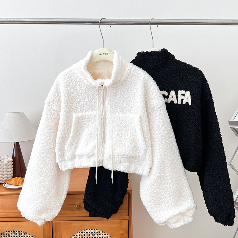 立领羊羔毛刺绣字母短款外套