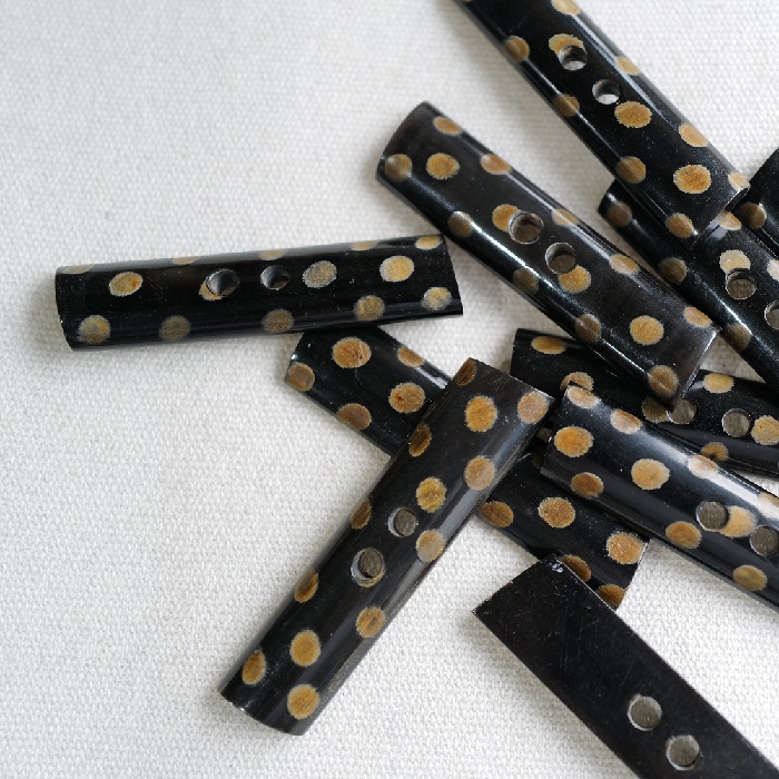 波点黑底平底曲面条形角纽扣