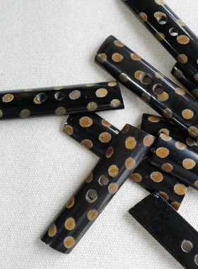 65mmx17mm一颗价英国Textile Garden波点黑底平底曲面牛角纽扣