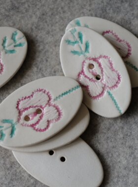 40mm×23mm1颗价英国Stockwell手工陶瓷白底粉色可触摸花朵纽扣