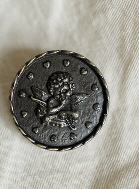 23mm1颗价英国Textile Garden青铜金属感ABS材质天使纹理纽扣