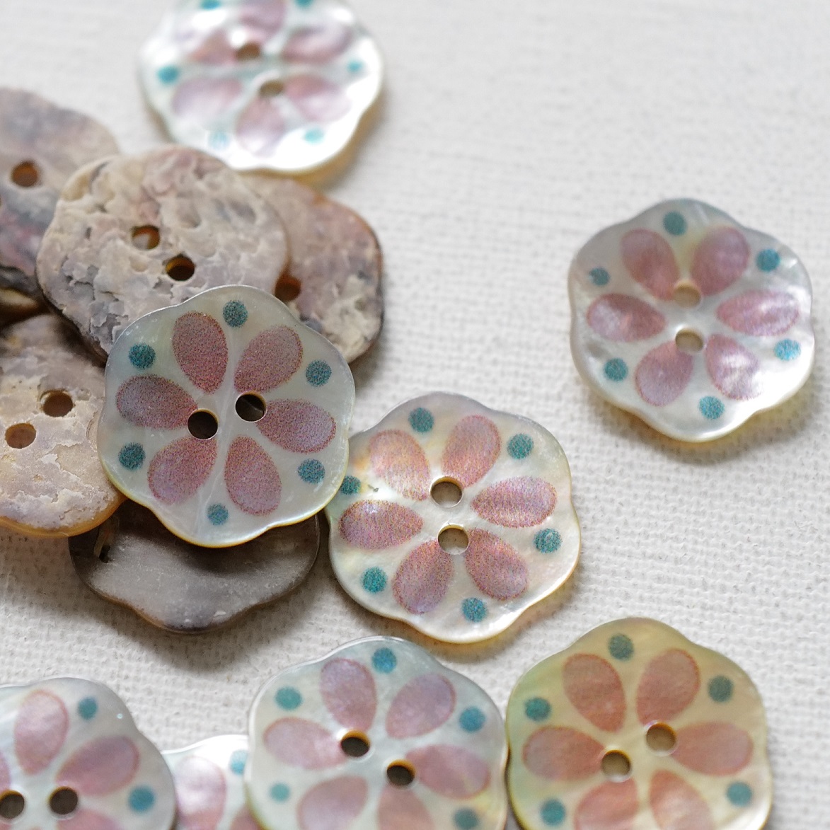 灰紫色花瓣松石绿波点贝壳纽扣