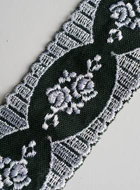25cm长49mm宽德国VINTAGE民俗风灰边中心绿底白色刺绣花朵织带