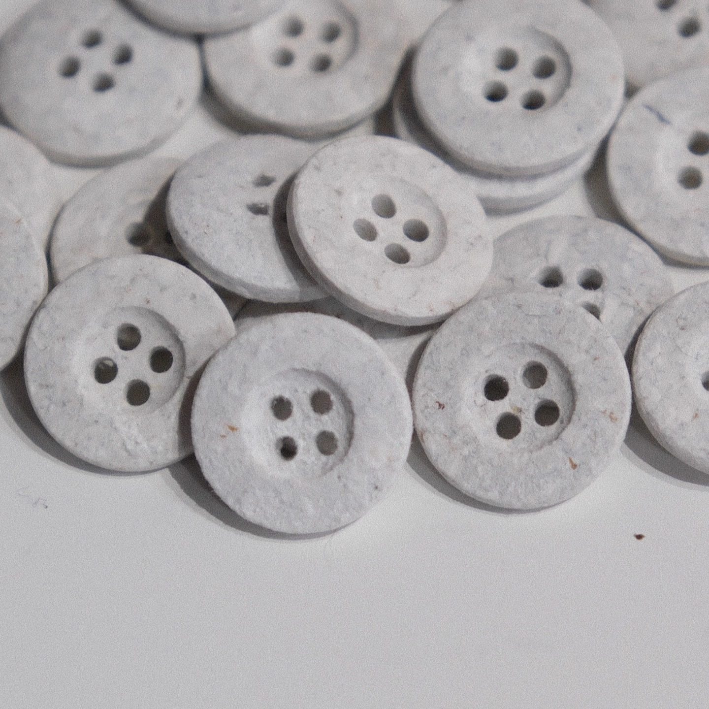 18mm1颗价英国Merchant and mills可洗粉笔白艺术感再生树脂纽扣