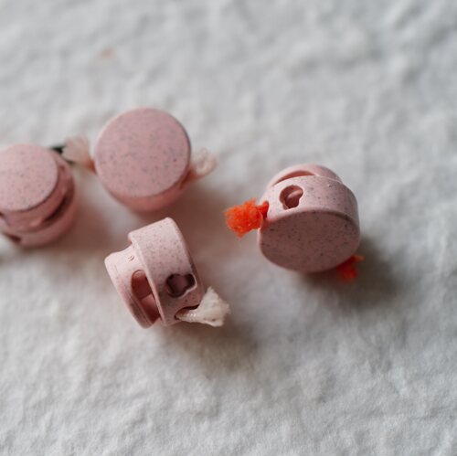 13mm直径粉色两孔抽绳扣