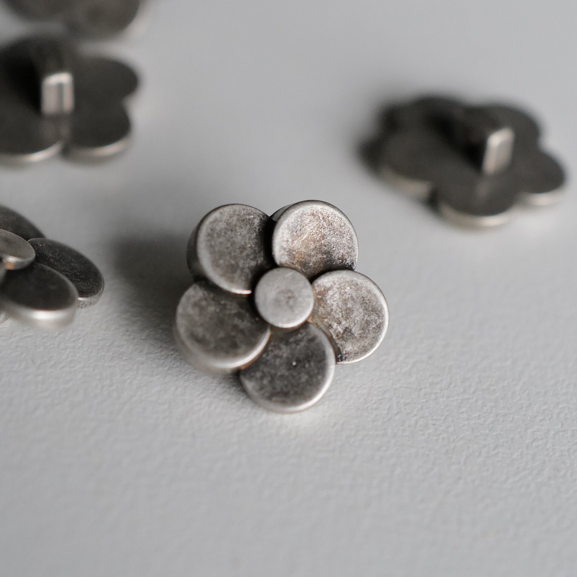 18mm一颗价英国 Textile Garden非金属ABS材质旧银色山茶花纽扣