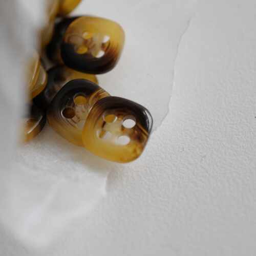 仿玳瑁质感圆角方形纽扣