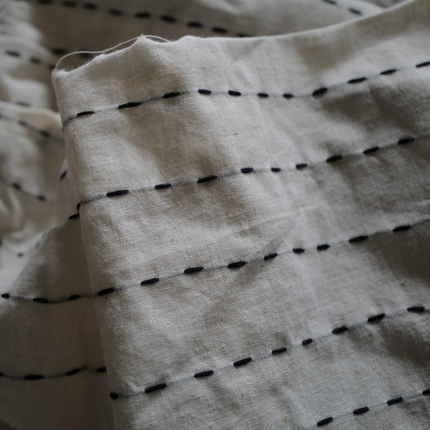 白底黑康塔针印度棉布