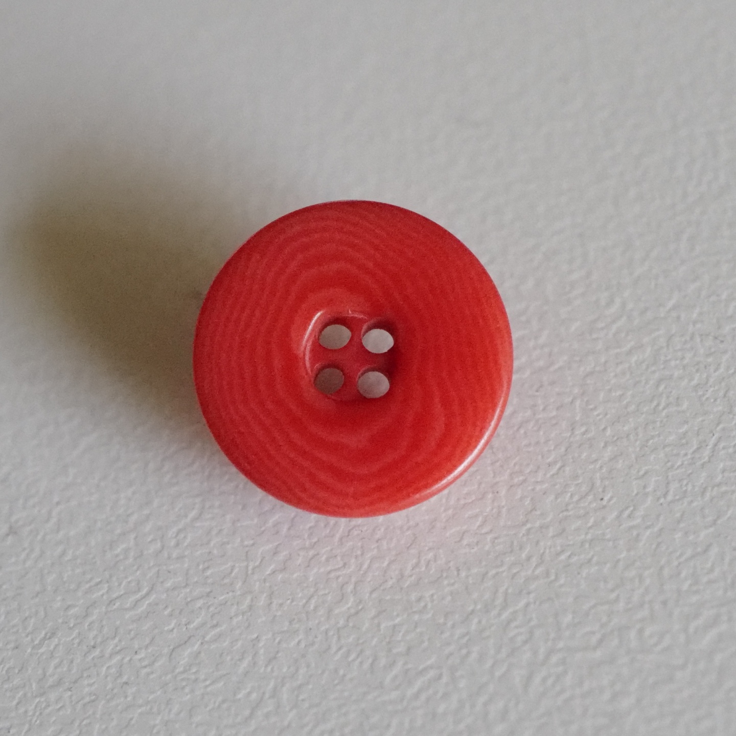 红色四孔宽平边象牙棕榈纽扣