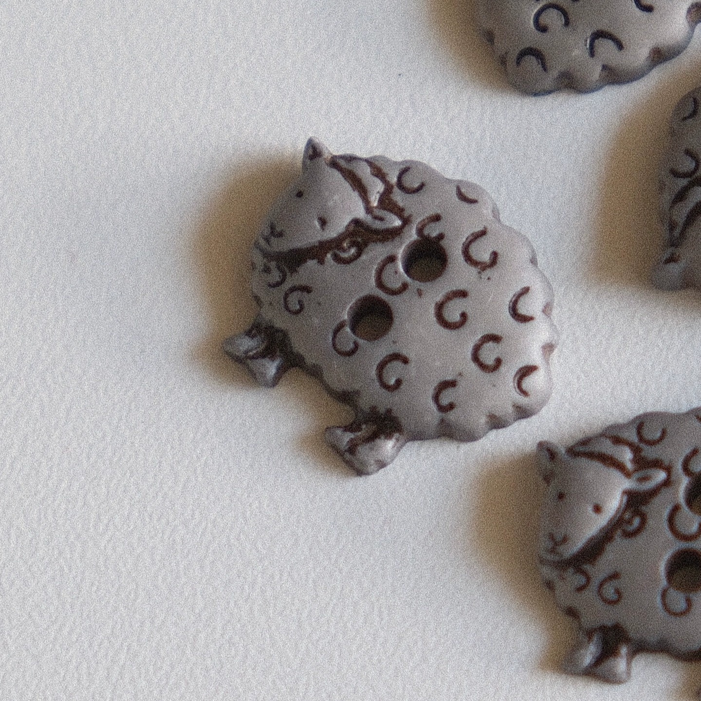 灰底黑色线条绵羊纽扣