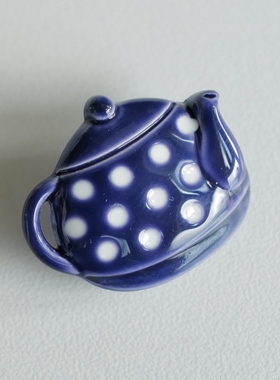 20mmx16mm1颗价英国Textilie Garden蓝紫色白波点茶壶纽扣