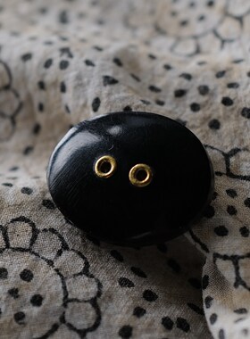 26mmx20mm一颗价格英国Textile Garden黑色椭圆牛角金属孔眼纽扣