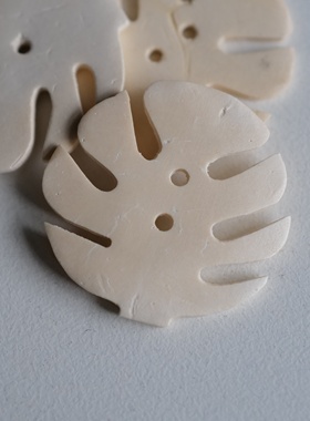 30mm仅一颗德国JIM白色龟背竹叶片造型椰壳材质纽扣