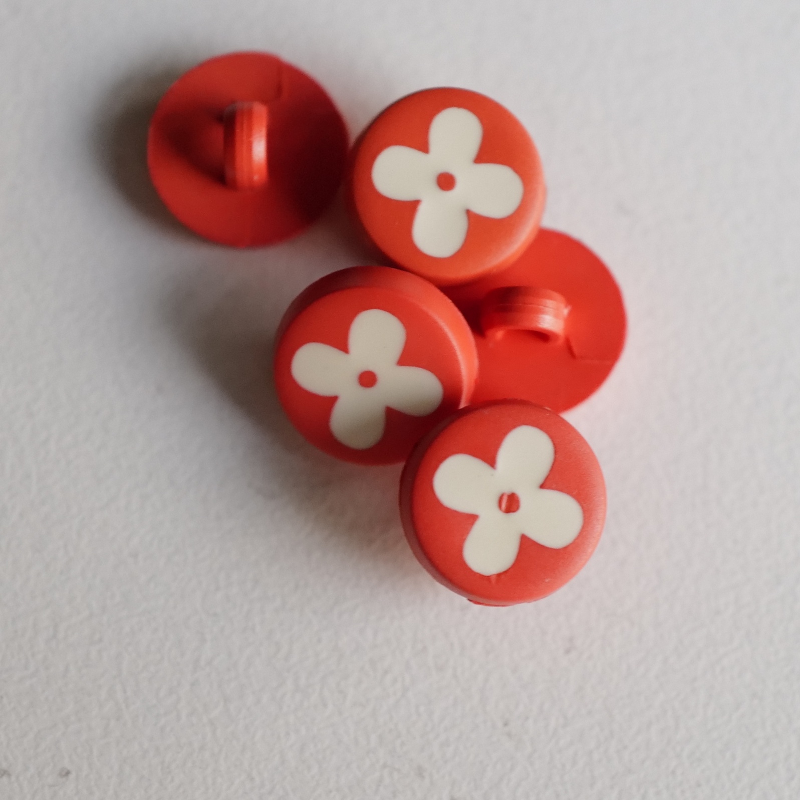 哑光橘色本白花朵纽扣