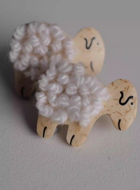 大约29mmx23mm一颗价德国JIM手工椰壳白色羊毛穿线小羊造型纽扣