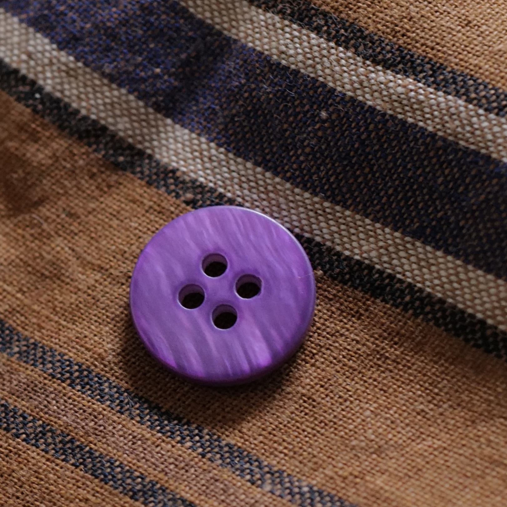 葡萄紫色珍珠光感河贝纽扣