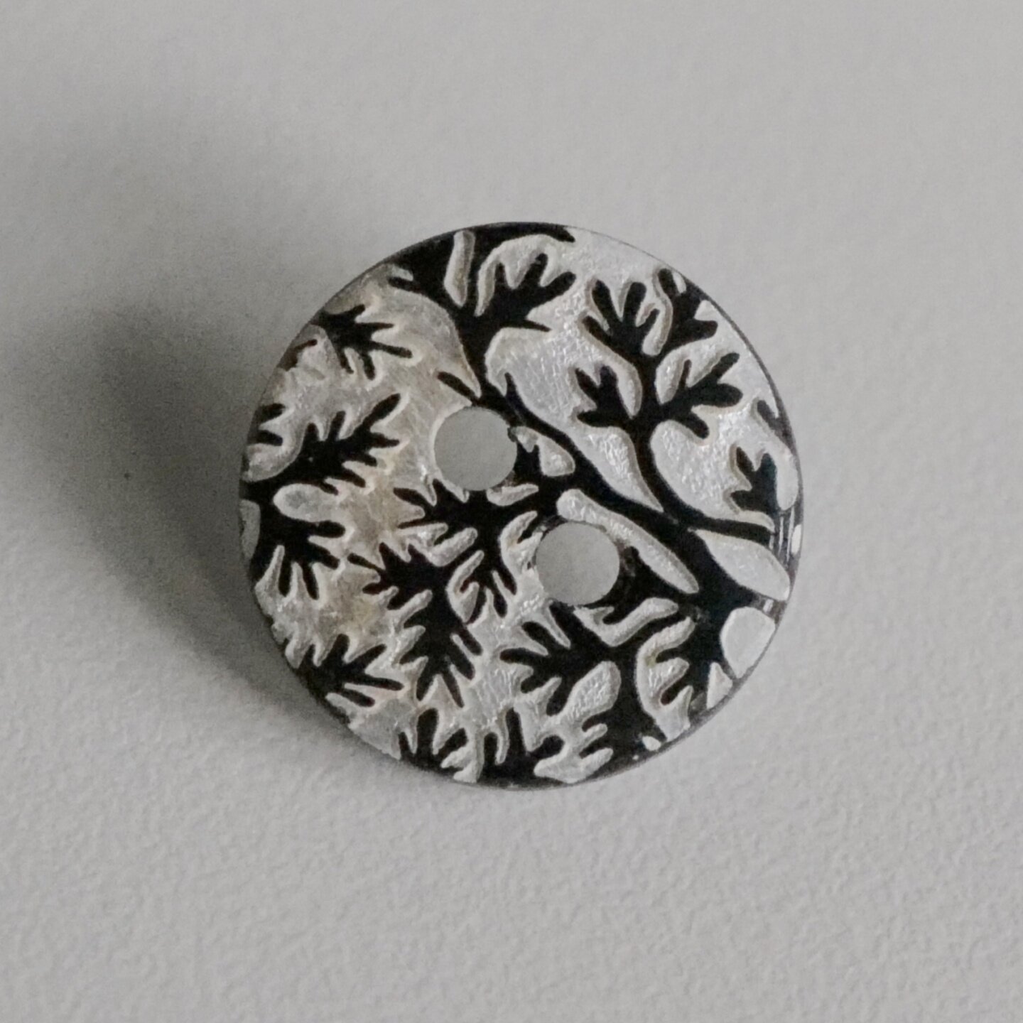 14mm一颗价格英国Textile Garden森系黑色树林凸出纹理贝壳纽扣