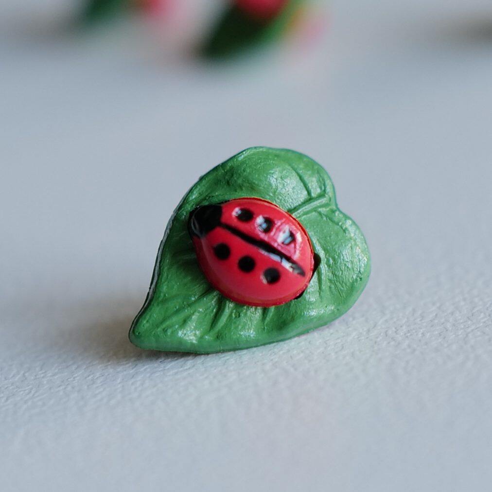14mm一颗价英国Textile Garden伏在绿叶上的七星瓢虫纽扣