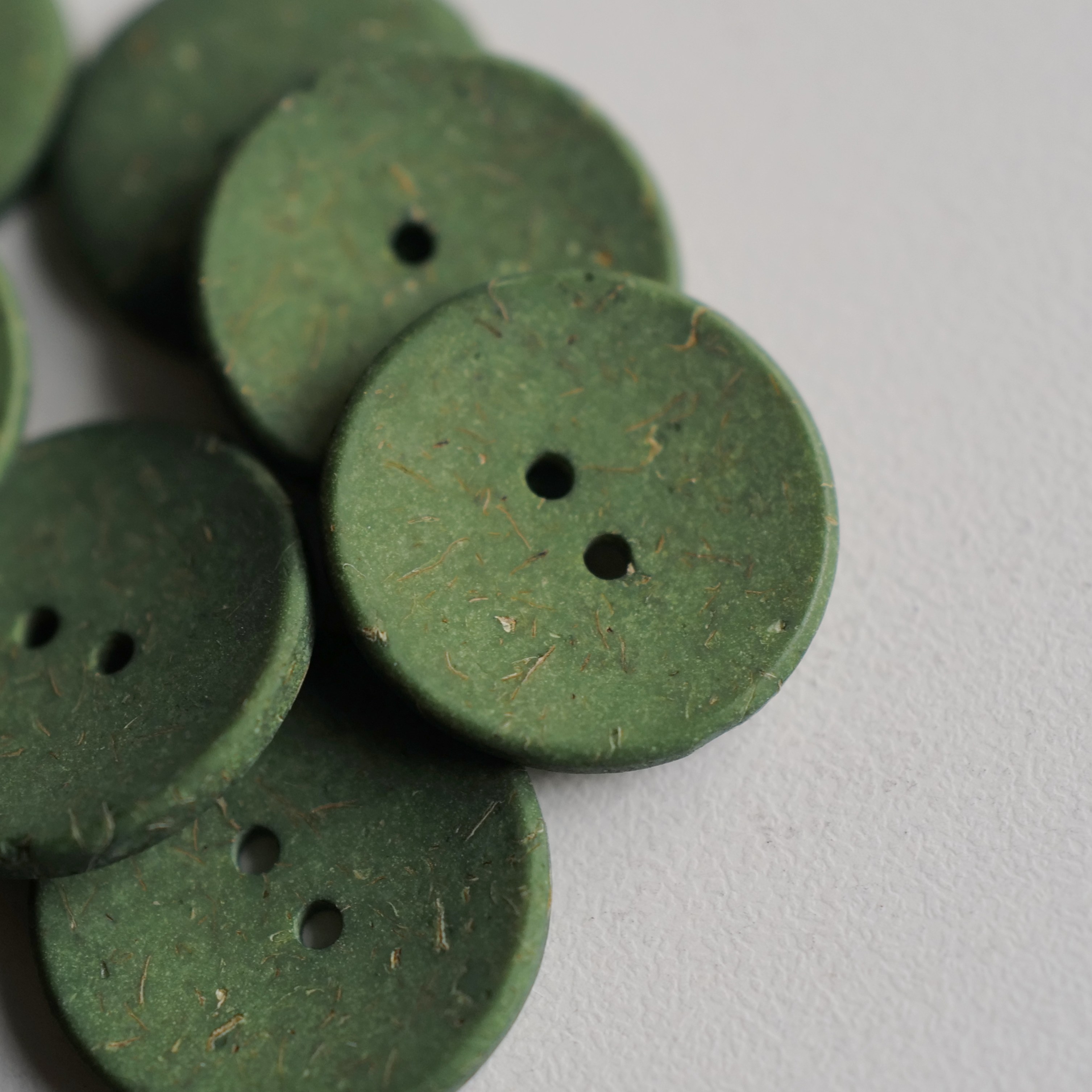 浅碗型哑光绿色纹理纽扣