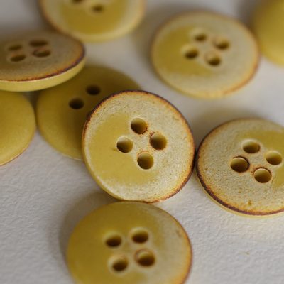 重利用牛角材料偏绿小麦色纽扣