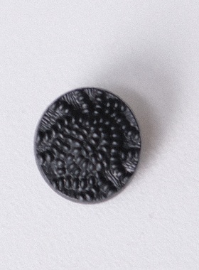 13mm仅一颗德国四十年代凸起圆顶浮雕磨砂黑色玻璃纽扣