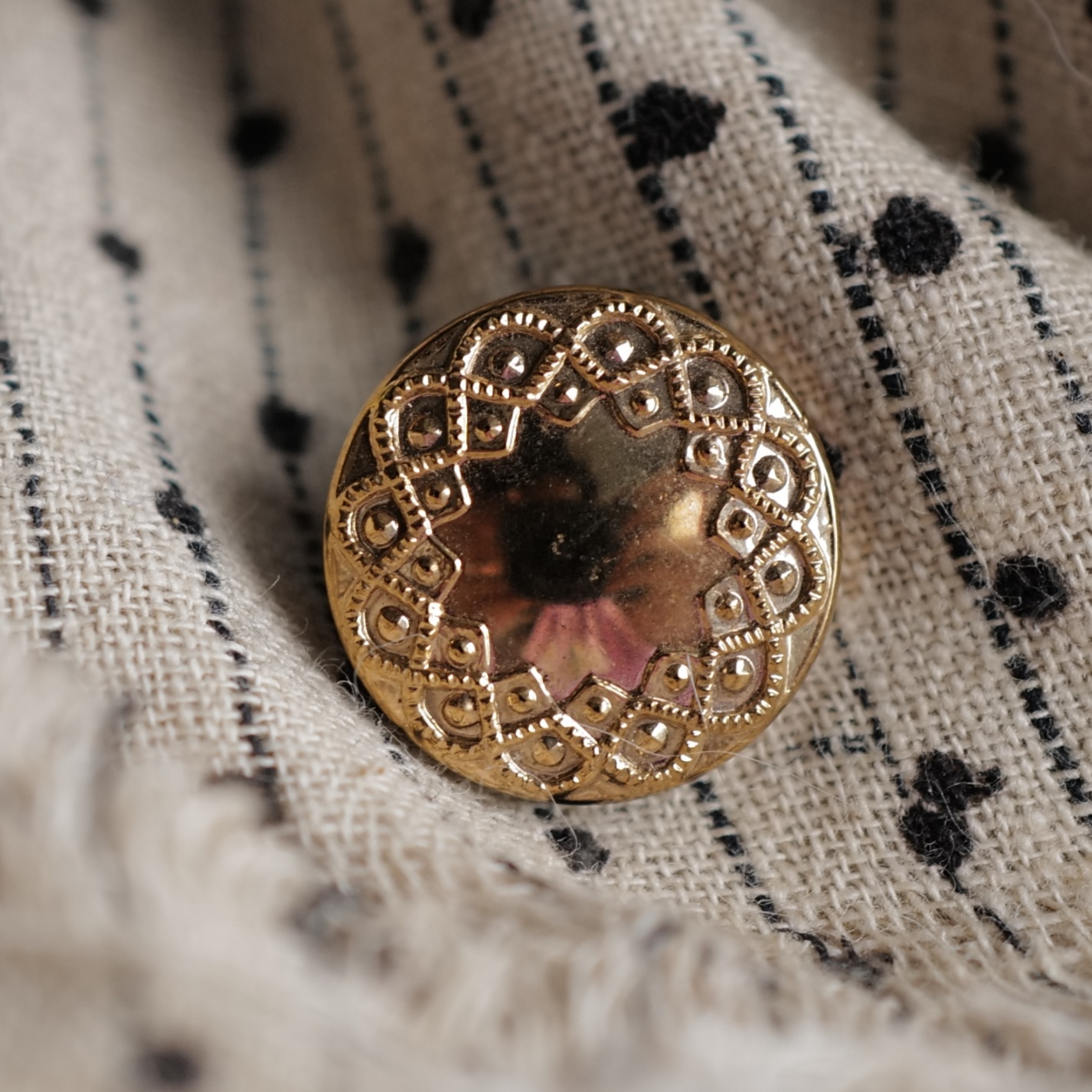 18mm仅1颗德国VINTAGE1940年代金色蕾丝凸纹玻璃纽扣