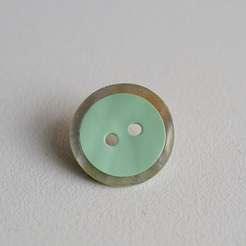 光亮涂层自然色边贝壳纽扣