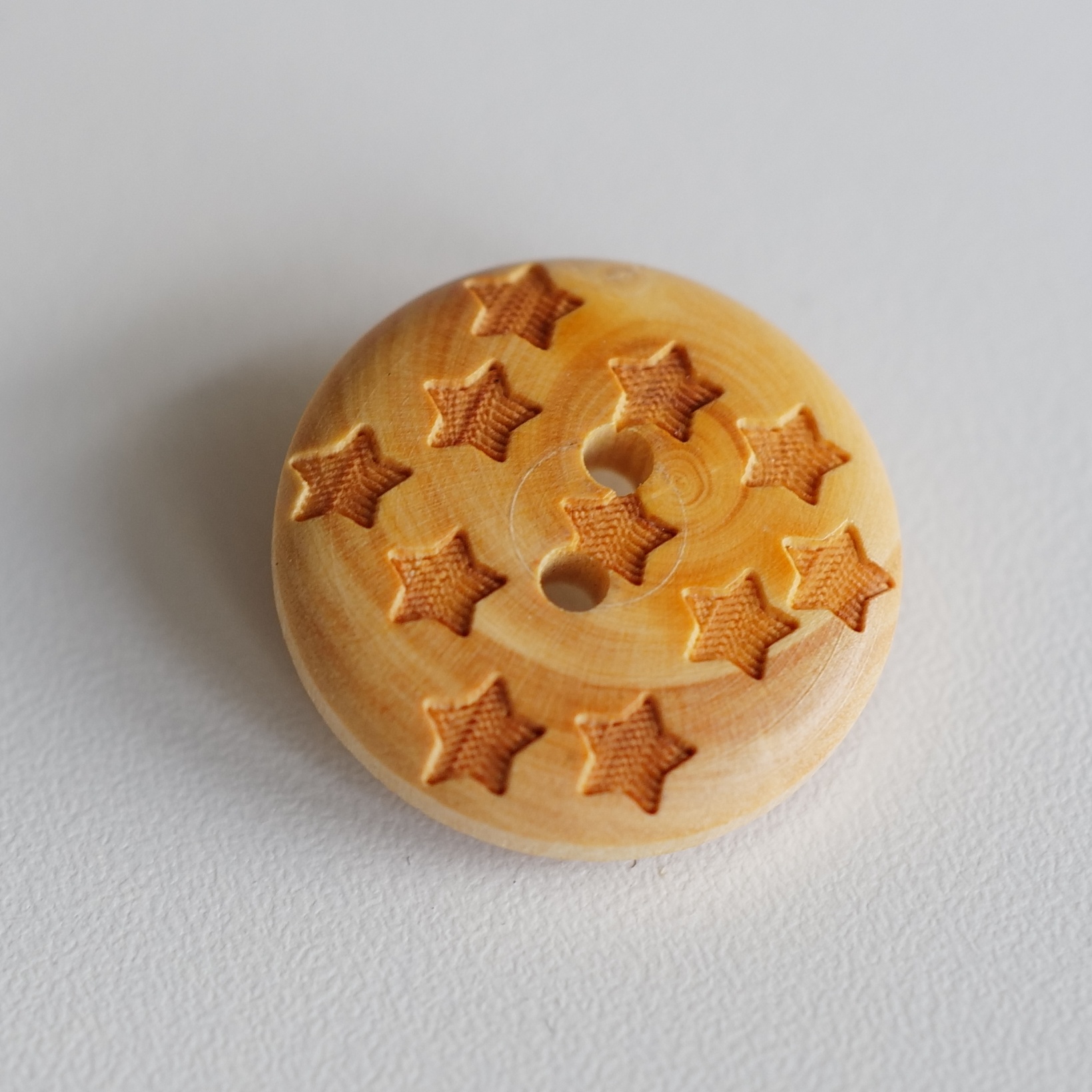 橄榄木浅球面雕刻星星纽扣