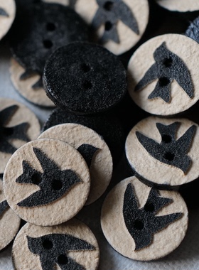 15mm1颗价英国Textile Garden黑鸟自然底色背面侧边黑椰壳纽扣