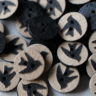 15mm1颗价英国Textile Garden黑鸟自然底色背面侧边黑椰壳纽扣