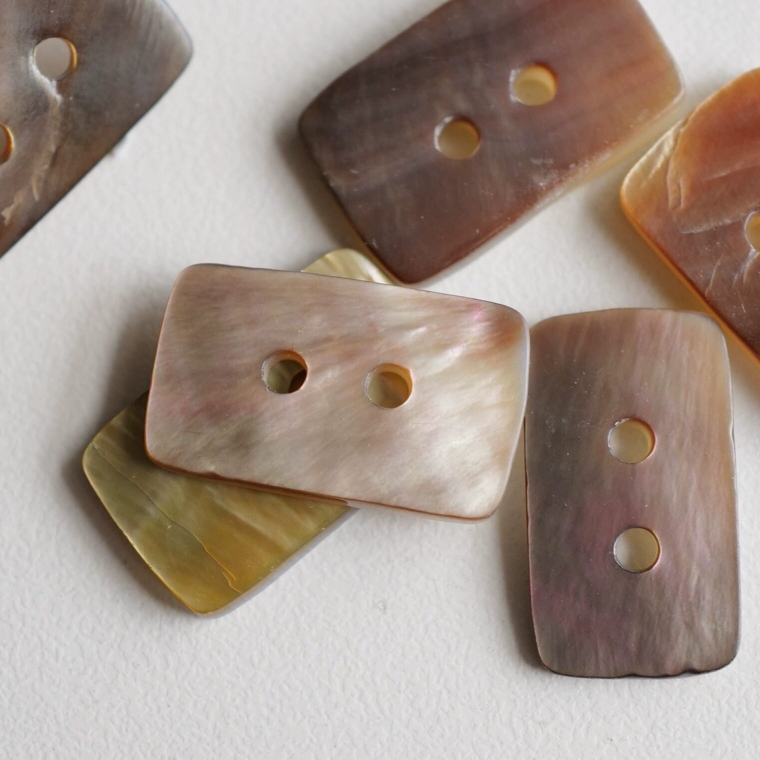 约23mmx14mm一颗价英国Textile Garden长方自然珍珠光泽贝壳纽扣