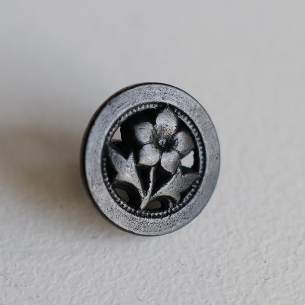 磨砂黑色龙胆花纹理金属纽扣