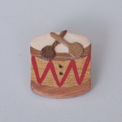 白色鼓面鼓造型木质纽扣