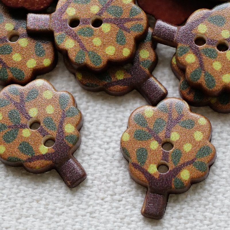 18mm高14mm宽一颗价英国Textile Garden棕色底色黄绿果子果树纽扣