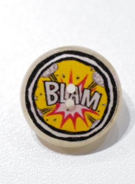 18mm 仅一颗 德国JIM漫画感黄色爆炸BLAM字样树脂包裹椰壳纽扣